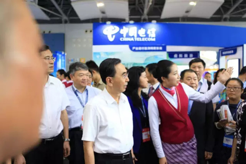 南航乘務(wù)員向朱小丹省長一行介紹南航展臺(tái)情況